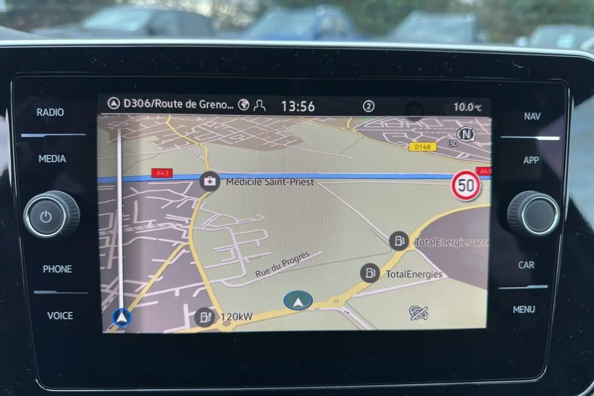 Écran tactile de navigation GPS du Volkswagen T-Cross 2025, affichant une carte routière en intérieur.