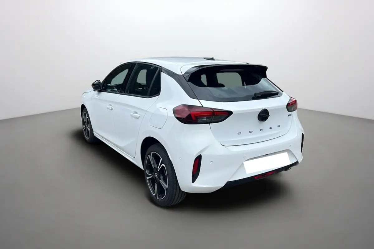 Vue 3/4 arrière droite d'une Opel Corsa Hybrid 110 e-dct6 blanc kontur avec jantes alu 17 pouces et feux LED.