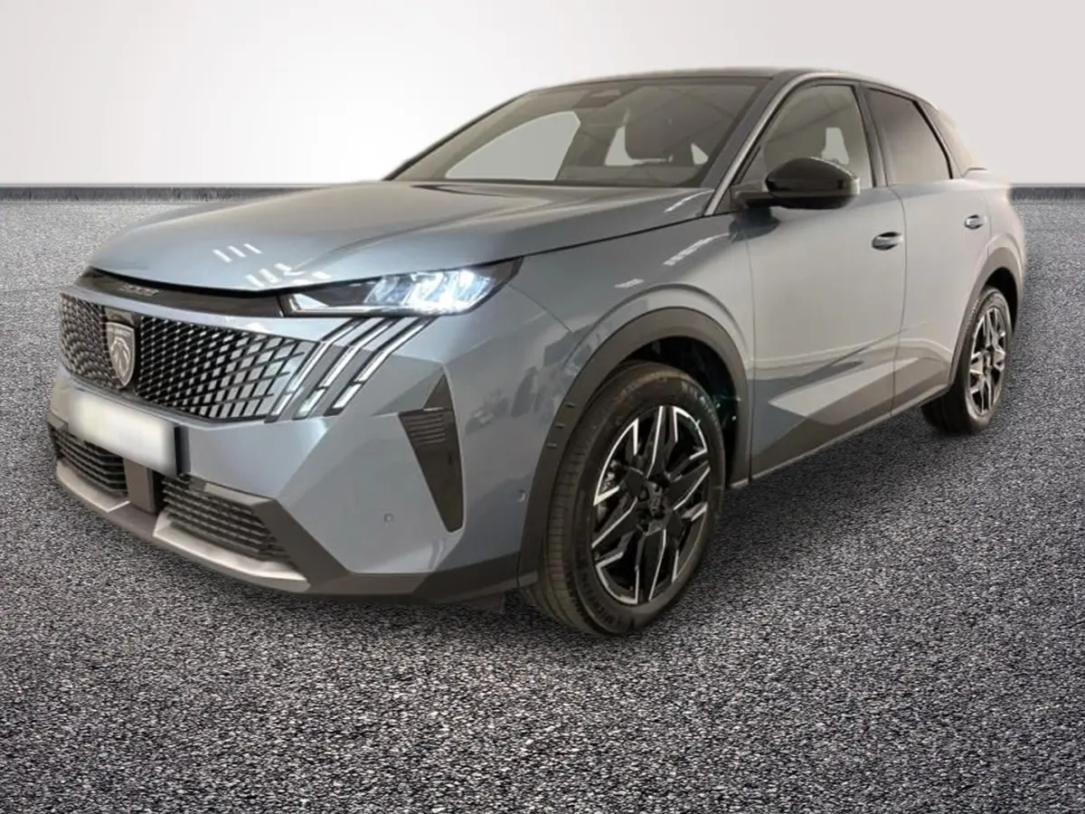 Peugeot 3008 bleu en 3/4 avant droit, avec calandre distinctive et jantes alliage noires.