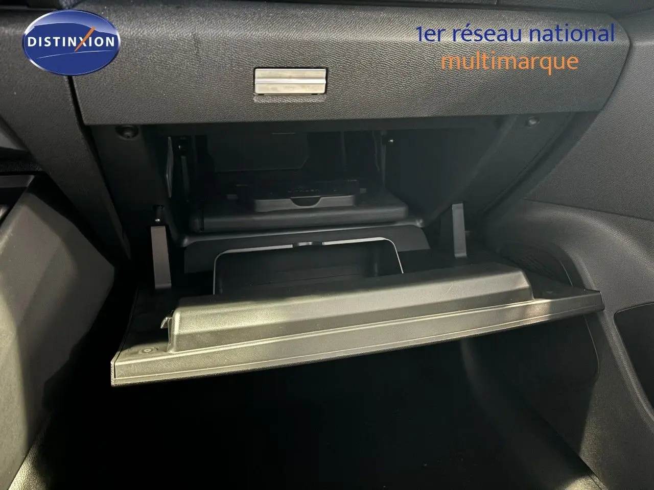 Intérieur de la Citroën C4 blanche 2022, vue rapprochée de la boîte à gants ouverte côté passager.