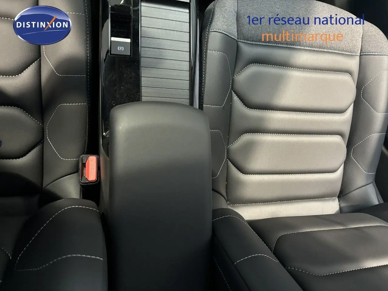 Vue plongeante sur les sièges avant noirs en cuir et tissu de la Citroën C4 blanche, version Shine 2022.