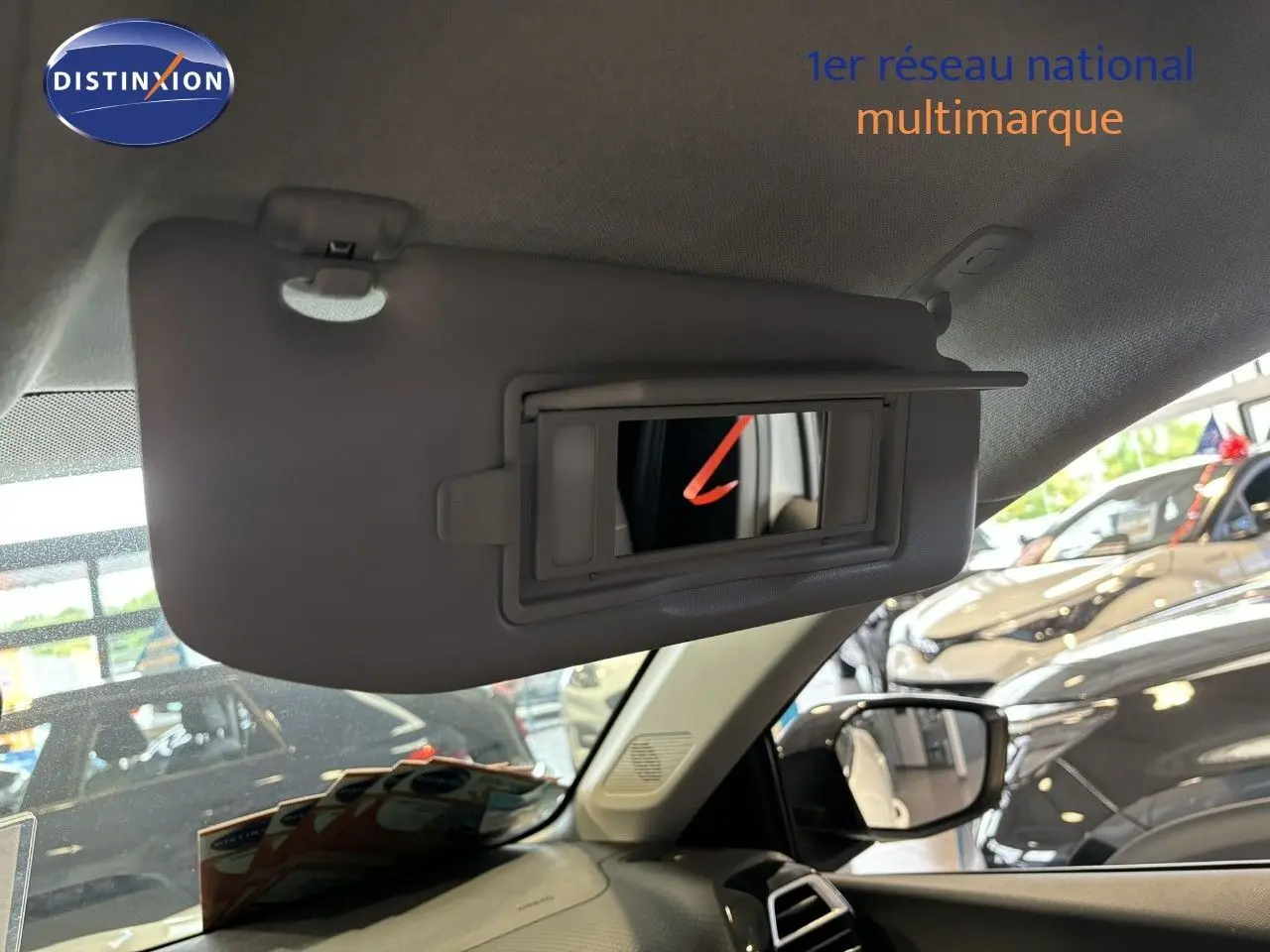 Miroir de courtoisie ouvert sur le pare-soleil côté conducteur dans l'habitacle d'une Citroën C4 blanche 2022.