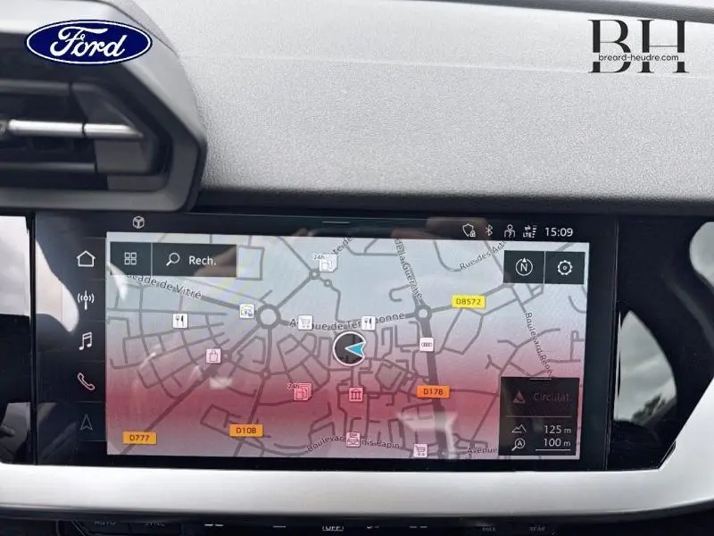 Tableau de bord de l'Audi A3 Sportback 35 TDI 2022 avec écran GPS couleur affichant une carte en vue frontale.