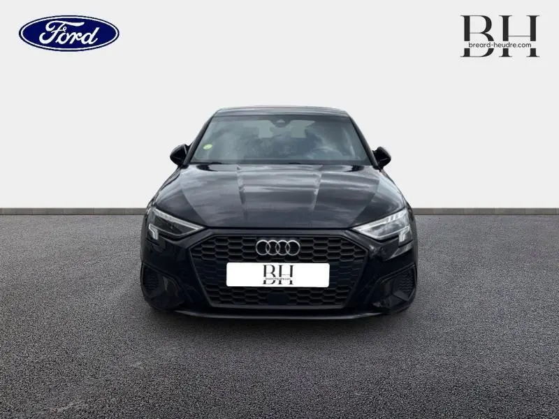 Vue avant d'une Audi A3 Sportback 35 TDI noir Mythic métallisé avec calandre hexagonale et phares LED distinctifs.