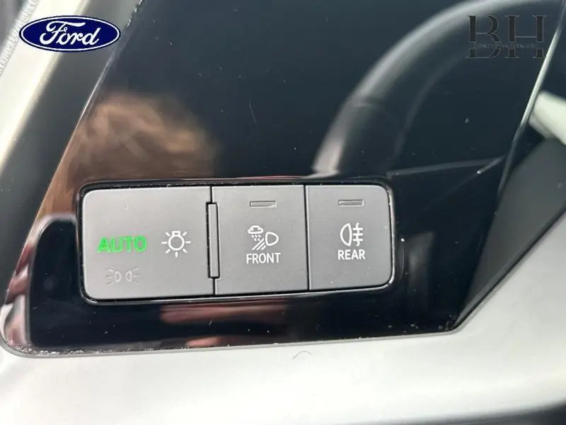 Panneau de commandes d'éclairage intérieur noir brillant avec réglage automatique et feux antibrouillard avant et arrière.