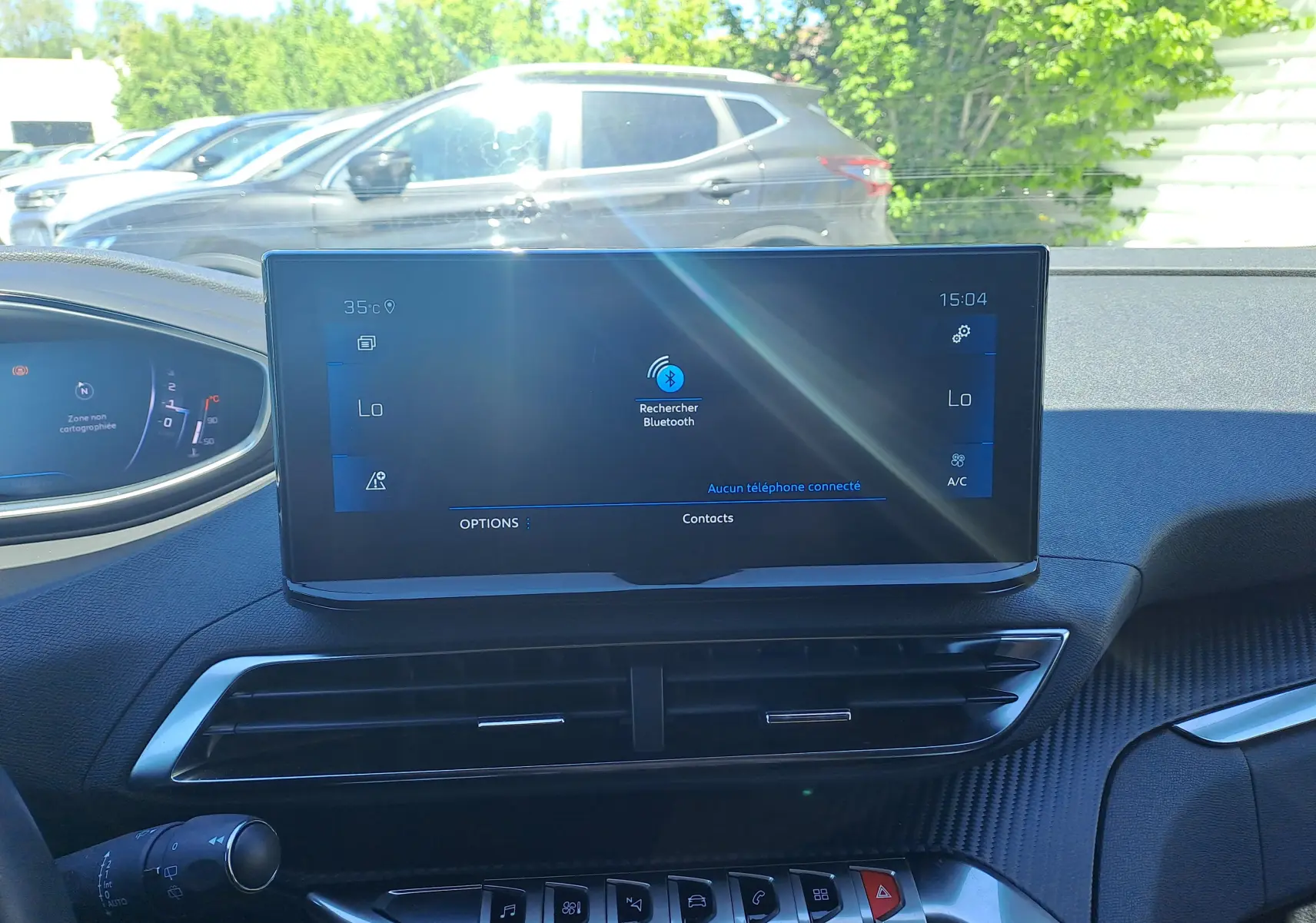 Vue intérieure du tableau de bord du Peugeot 3008 2023 avec écran tactile central et commandes en ligne chromée.