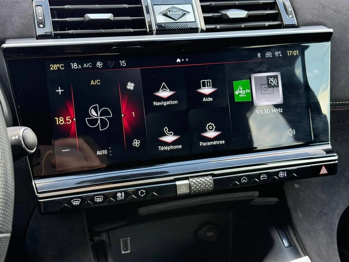 Vue rapprochée de l’écran tactile central du DS7 E-TENSE 2024, affichant la climatisation et les options multimédia.