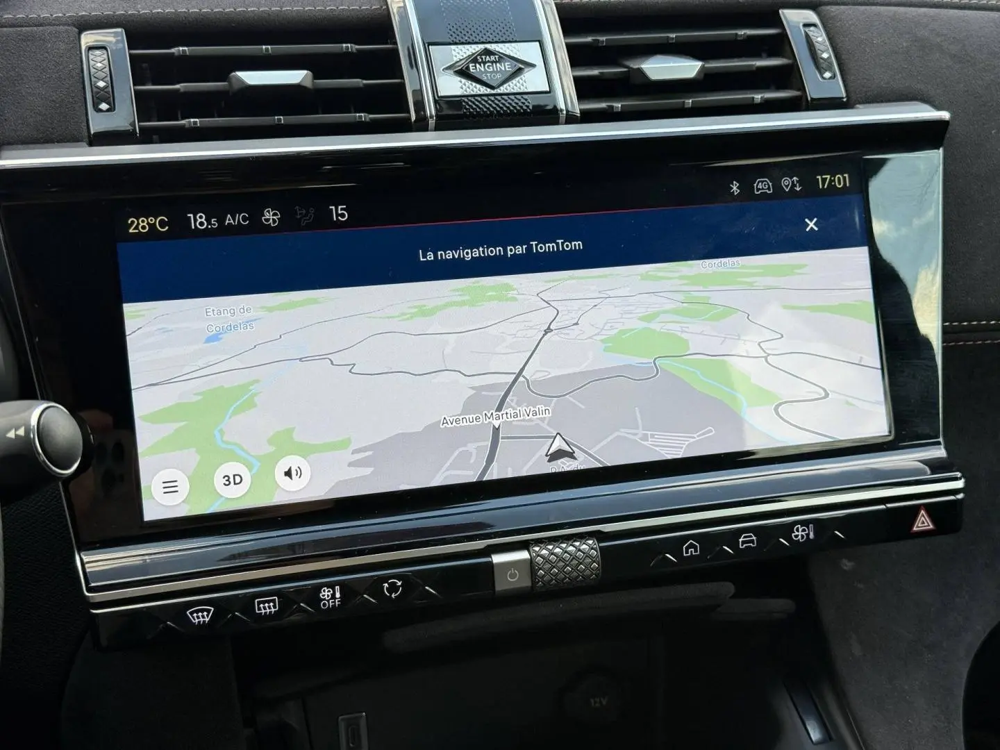 Écran tactile central du DS7 E-TENSE 2024 affichant la navigation TomTom, entouré de commandes noires et chrome.
