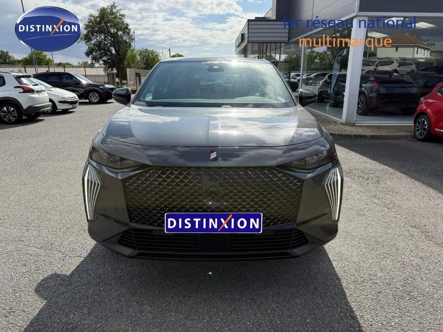 Vue frontale du DS7 E-TENSE 225ch Performance Line + gris Titane avec calandre distinctive et feux LED verticaux.