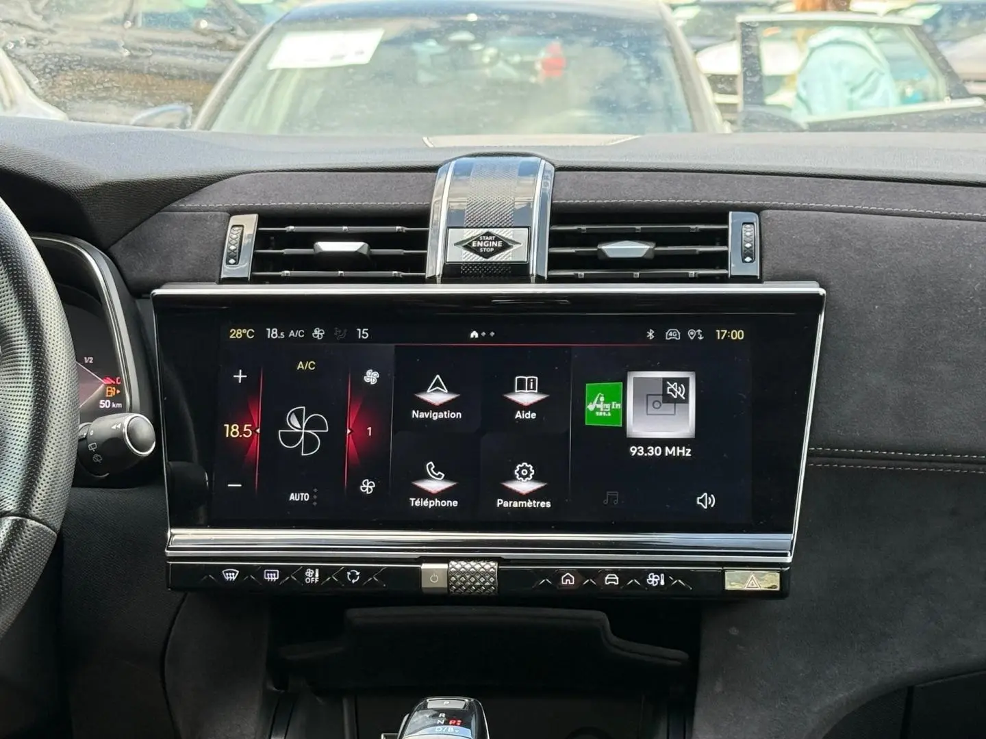 Vue intérieure centrée sur l'écran tactile et la console centrale du DS7 E-TENSE 2024 avec finition Alcantara noire.