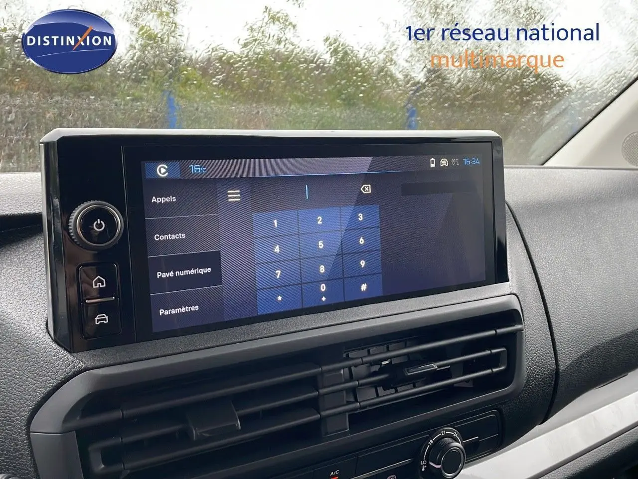 Vue rapprochée de l’écran tactile central du Peugeot Expert Fourgon blanc 2025, avec commandes numériques visibles.