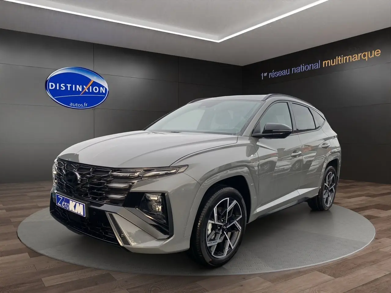 Logo Distinxion avec silhouette stylisée de voiture en bleu et orange, sur fond blanc, sans véhicule visible