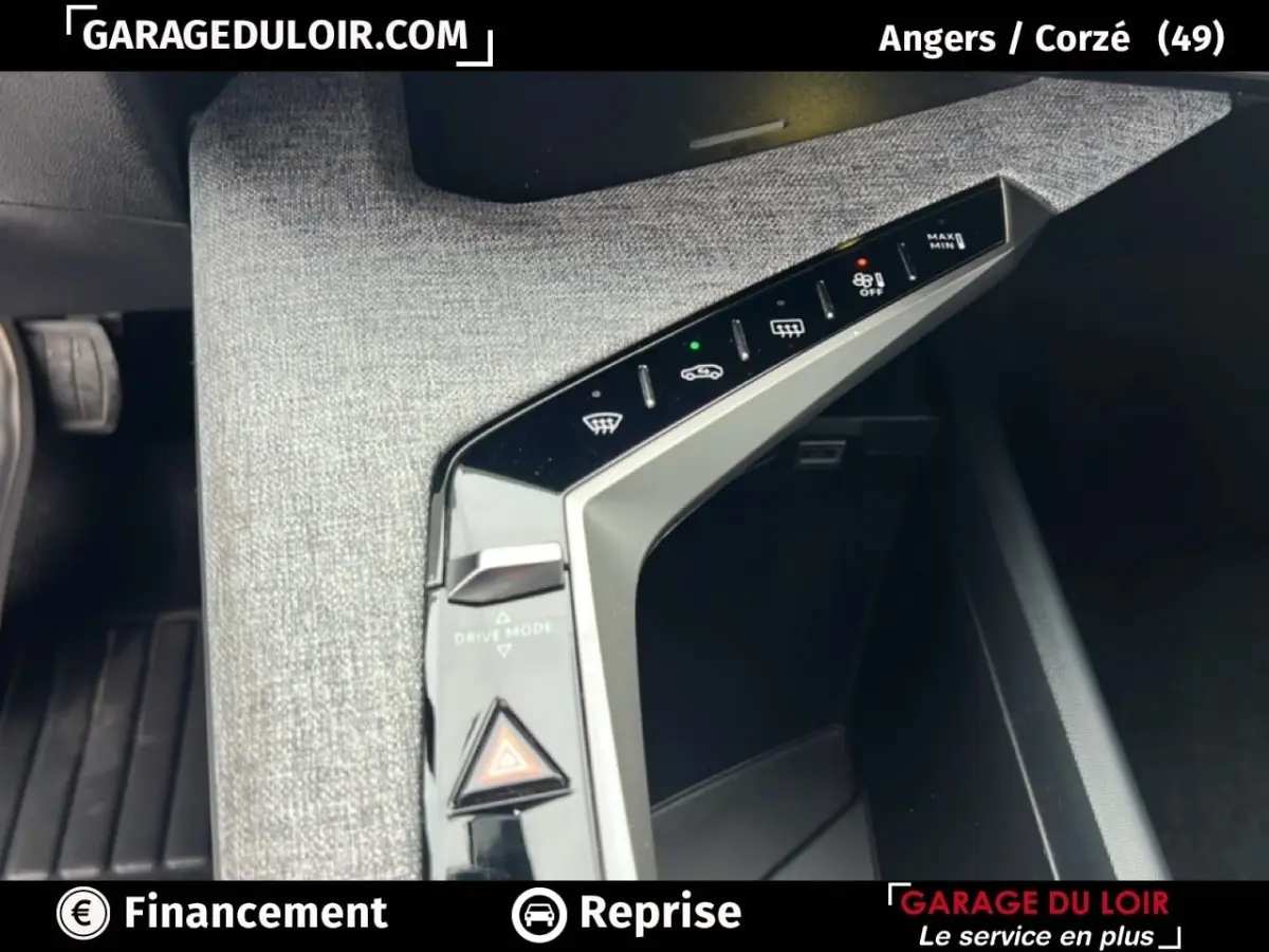 Gros plan sur la console centrale du Peugeot 5008 1.2 Hybrid 136 Allure 2024, avec commandes tactiles et tissu gris.