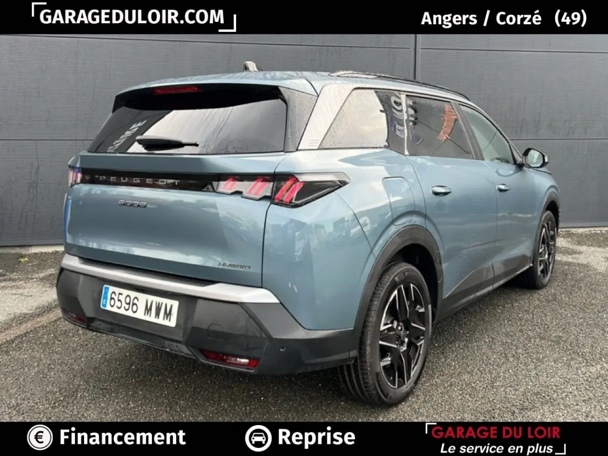 Vue 3/4 arrière droite d'un Peugeot 5008 hybride bleu 2024 avec jantes noires et feux arrière LED distinctifs.