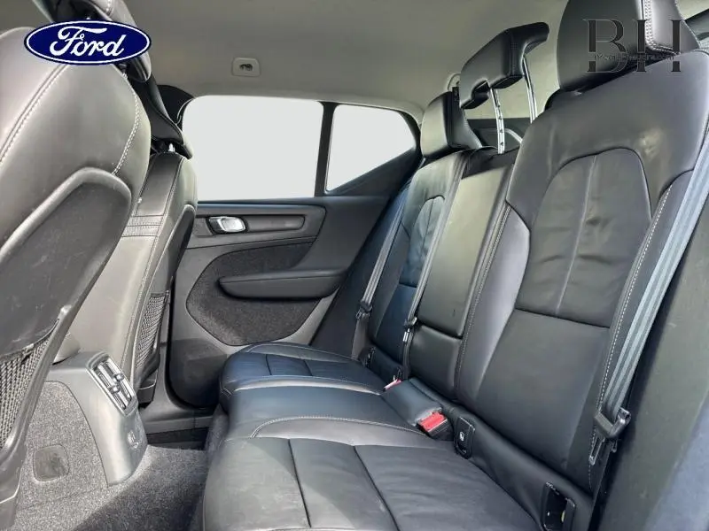 Vue intérieure côté droit des sièges arrière en cuir anthracite du Volvo XC40 T4 Recharge Bleu Denim 2021.