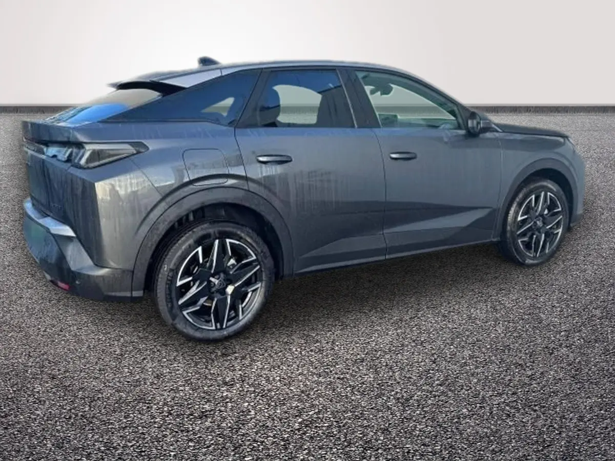 Peugeot 3008 gris foncé vue de profil côté droit, avec jantes alliage 19 pouces et toit panoramique.