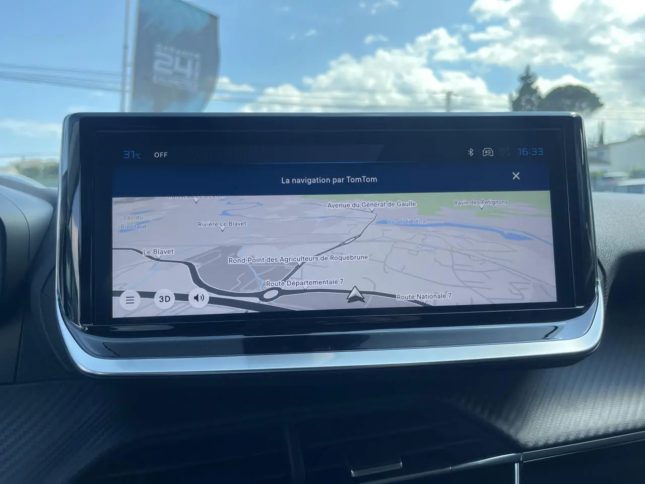 Écran tactile 10 pouces du système de navigation 3D dans l'habitacle d'une Peugeot 208 noir Onyx 2024.