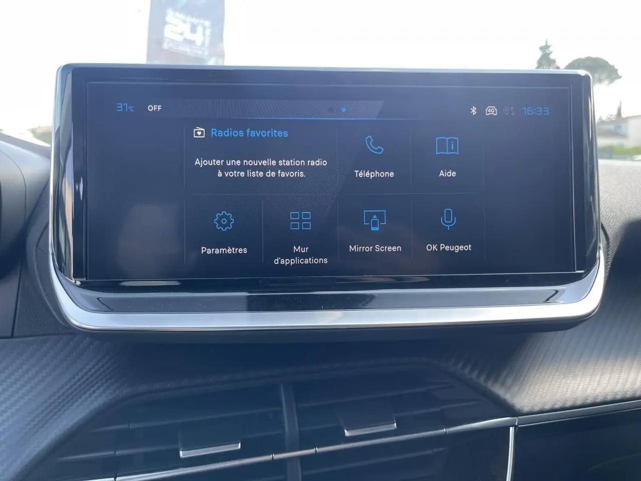 Écran tactile 10 pouces du système multimédia Peugeot 208 2024 affichant les options de navigation et connectivité.