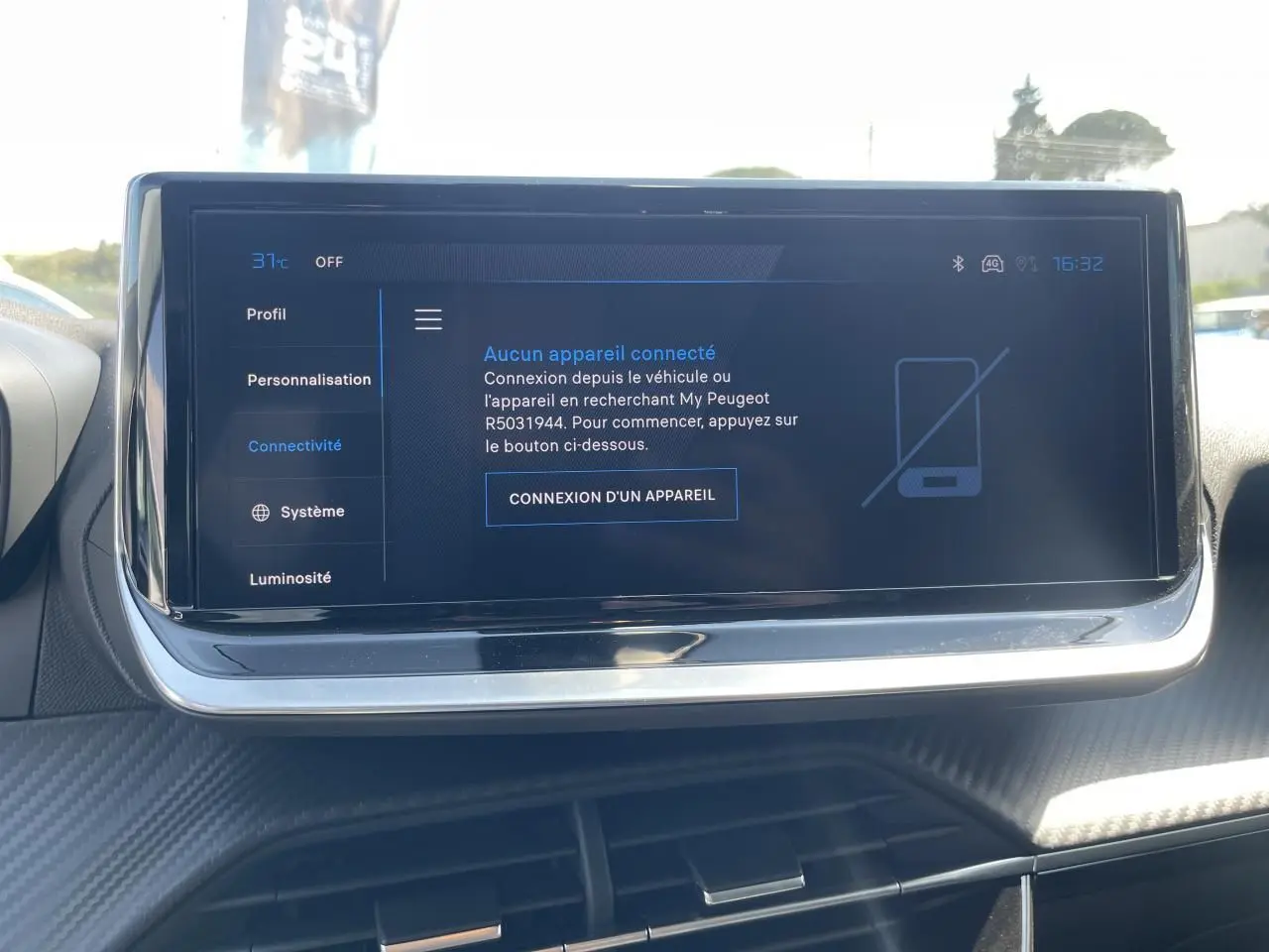 Écran tactile 10 pouces du Peugeot 208 Allure 2024 affichant le menu de connexion d'appareil en intérieur.