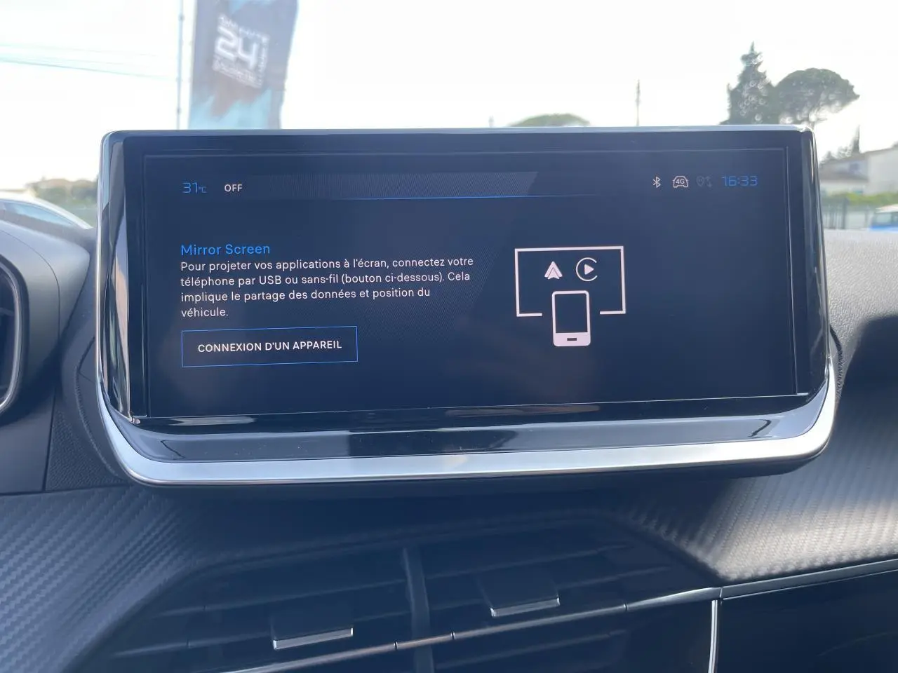 Écran tactile 10 pouces du Peugeot 208 noir Onyx, affichant la fonction Mirror Screen sur tableau de bord.