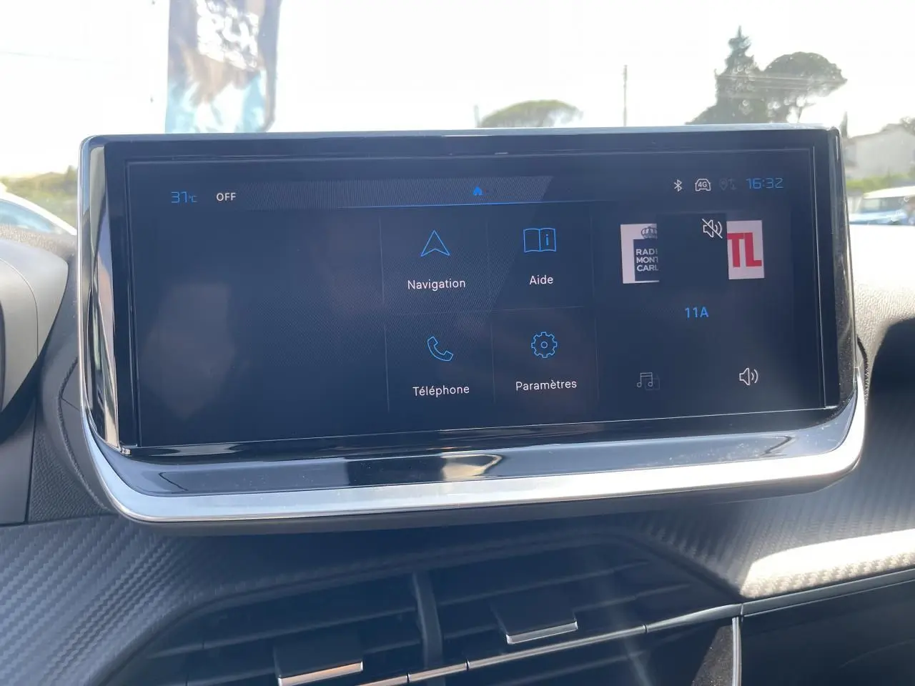 Écran tactile 10 pouces du système de navigation 3D dans l'habitacle d'une Peugeot 208 noir Onyx 2024