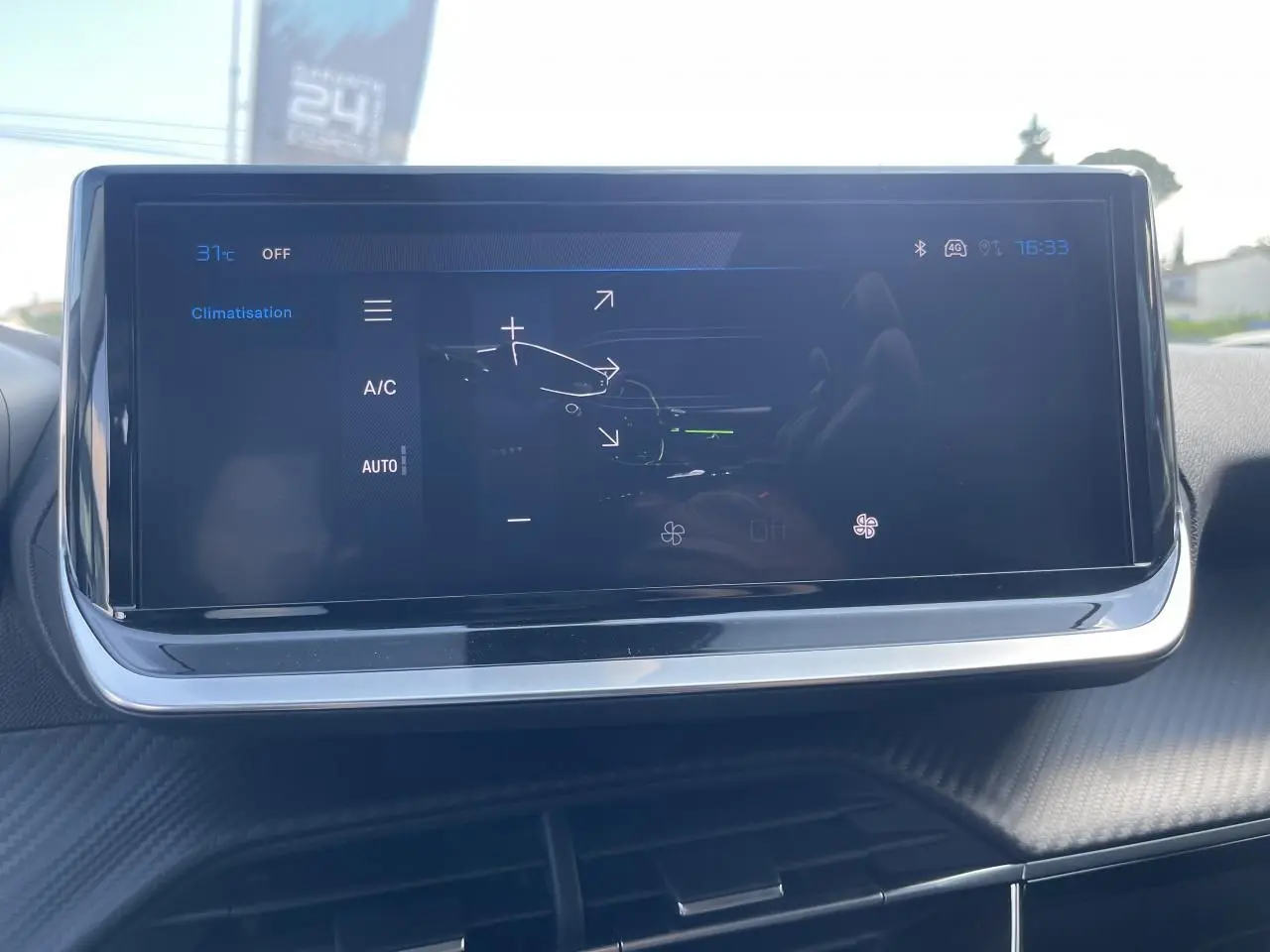 Écran tactile 10 pouces du Peugeot 208 noir Onyx 2024 montrant le menu climatisation intérieure.