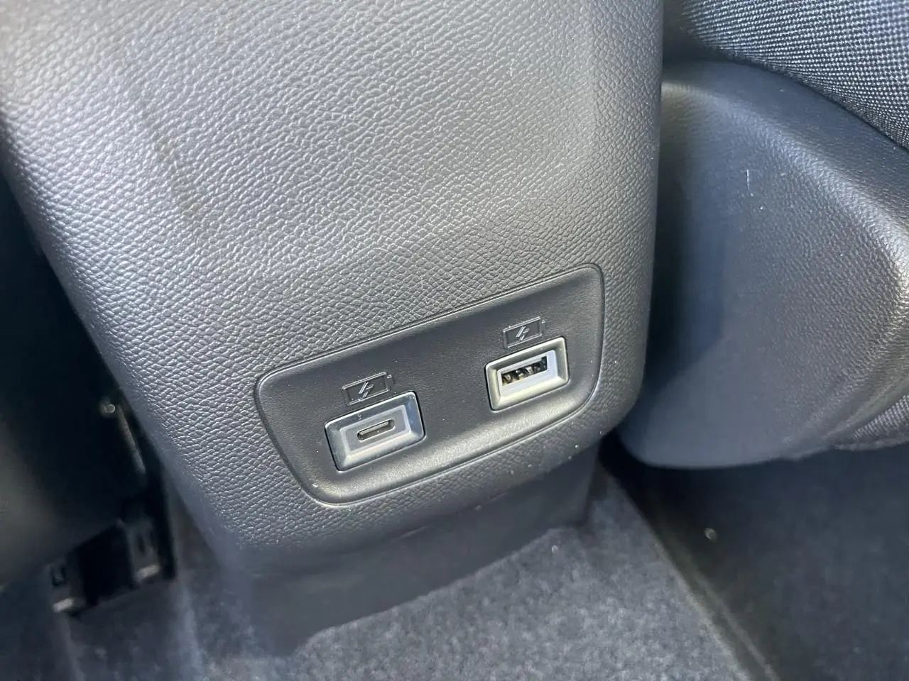 Prises USB type A et C sur console basse arrière d'une Peugeot 208 2024 noir Onyx