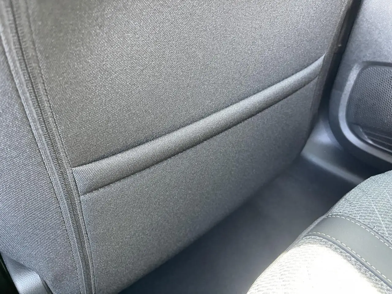 Détail du dossier de siège arrière en tissu gris sur PEUGEOT 208 noir Onyx version 2024.