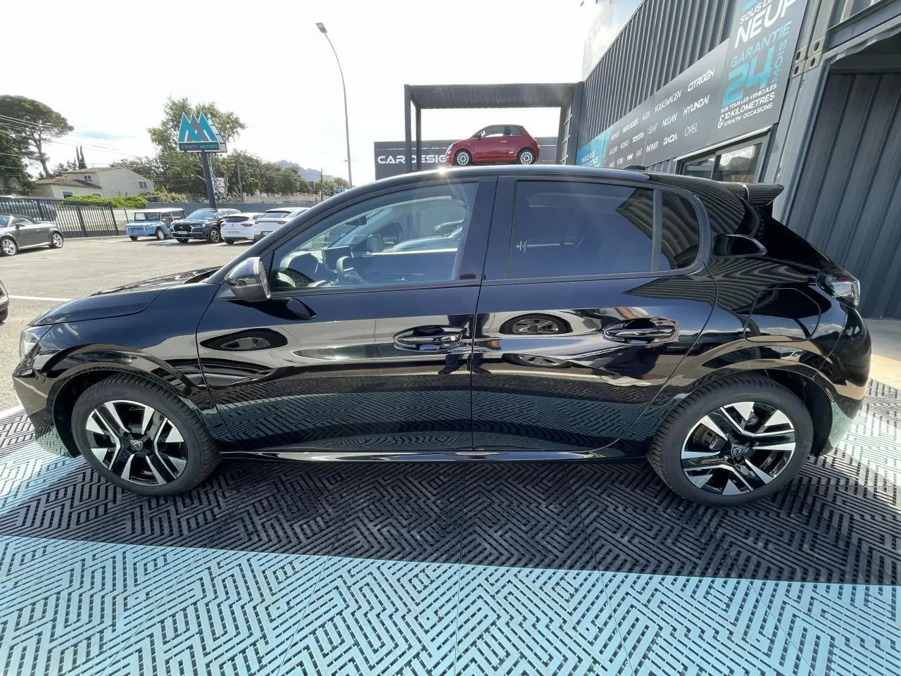 Profil côté gauche d'une Peugeot 208 noire Onyx 2024 avec jantes alliage 16'' NOMA diamantées biton.