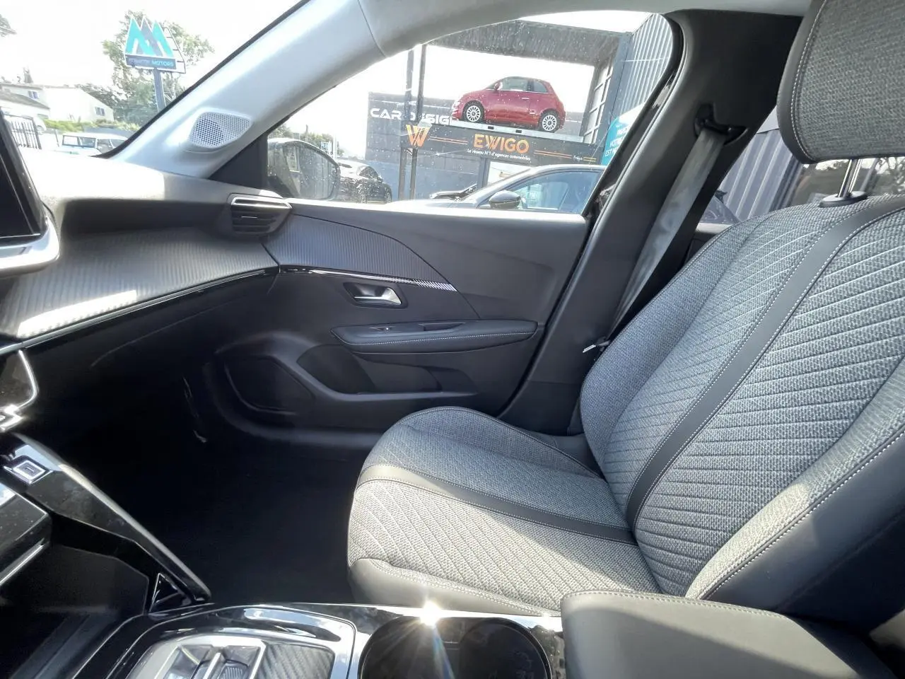 Siège passager avant gris tissu et TEP avec surpiqûres Vert Mint dans l'habitacle noir de la Peugeot 208 2024.