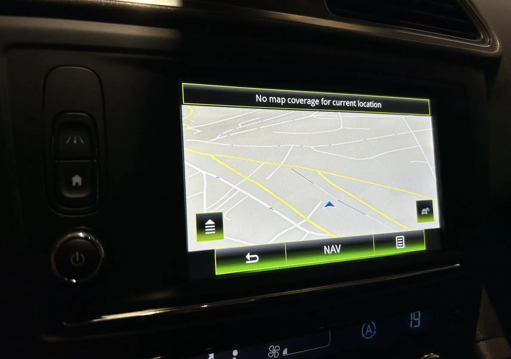 Écran tactile du système de navigation du Renault Kadjar 1.5 dCi 110ch energy Intens, affichage carte sans couverture.