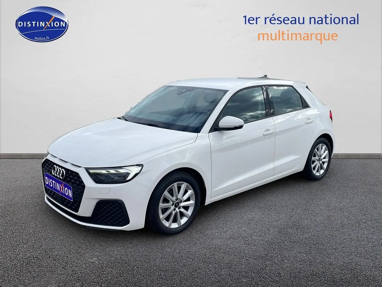 Audi A1 Sportback blanc vue 3/4 avant droit avec jantes alu 16 pouces sur fond neutre.