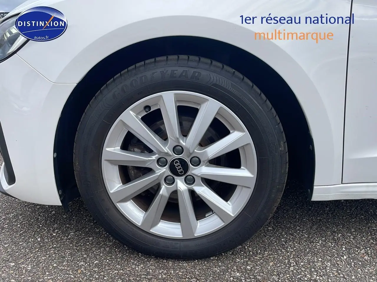 Gros plan sur la roue avant droite d'une Audi A1 Sportback blanche avec jante alu 16 pouces et pneu Goodyear.