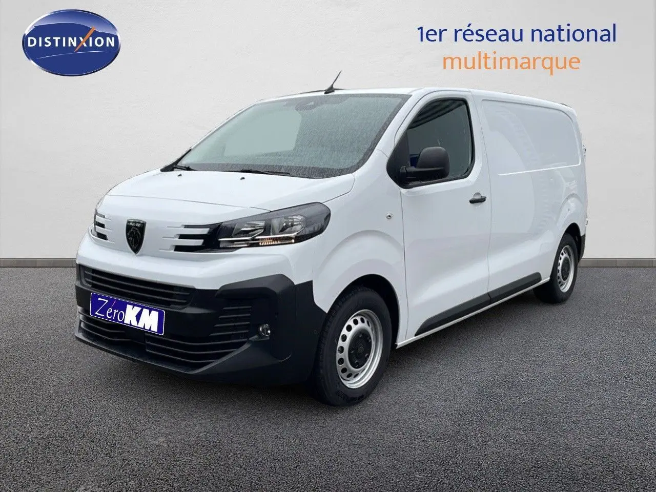 Vue 3/4 avant d’un Peugeot Expert Fourgon blanc 2025 avec pare-chocs noir et jantes acier simples.