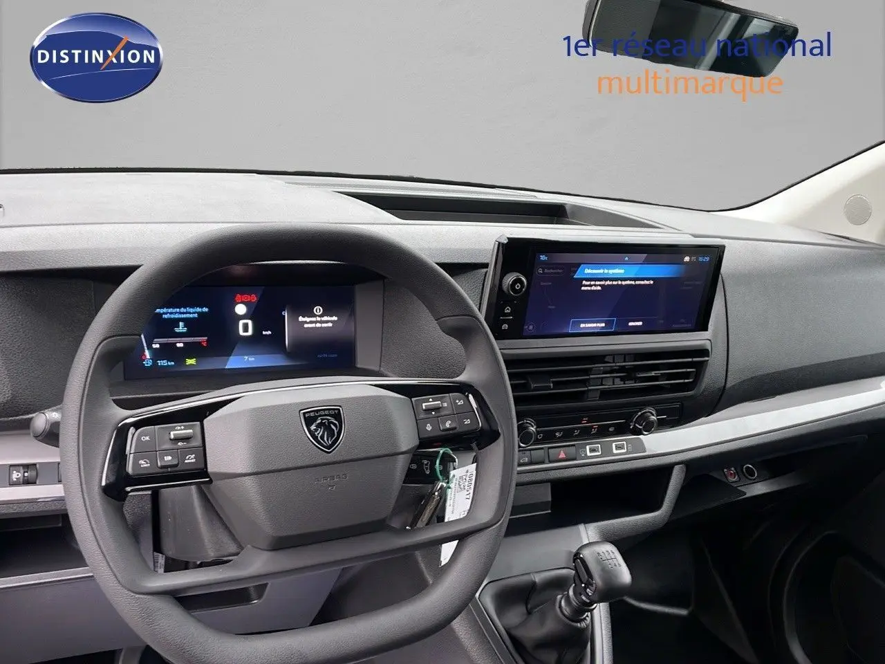 Vue intérieure du tableau de bord et volant du Peugeot Expert Fourgon blanc 2025, avec écran tactile et boîte manuelle.