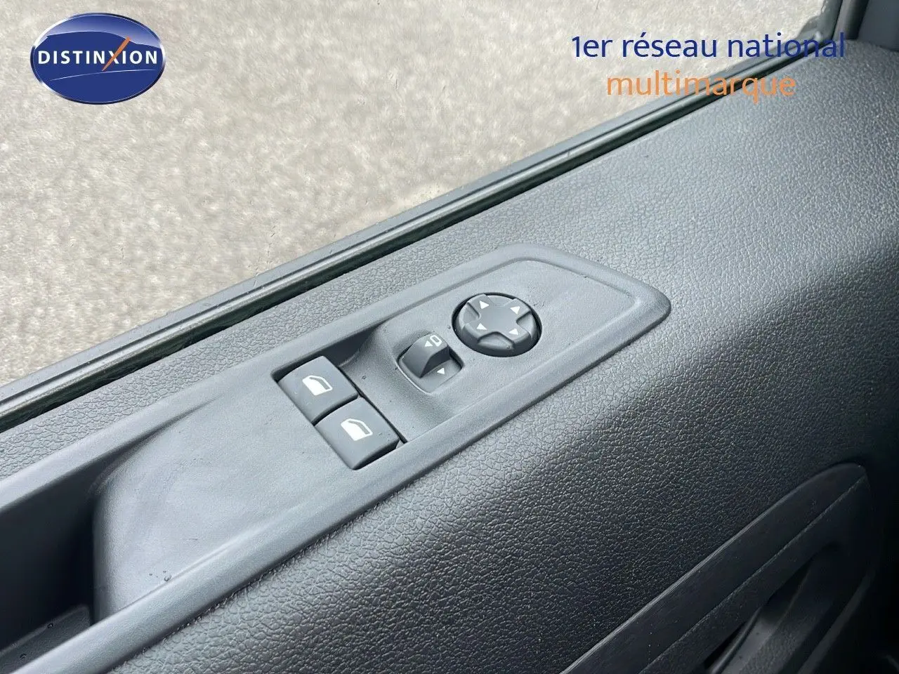 Gros plan sur les commandes de réglage des rétroviseurs et vitres côté gauche du Peugeot Expert Fourgon blanc 2025.