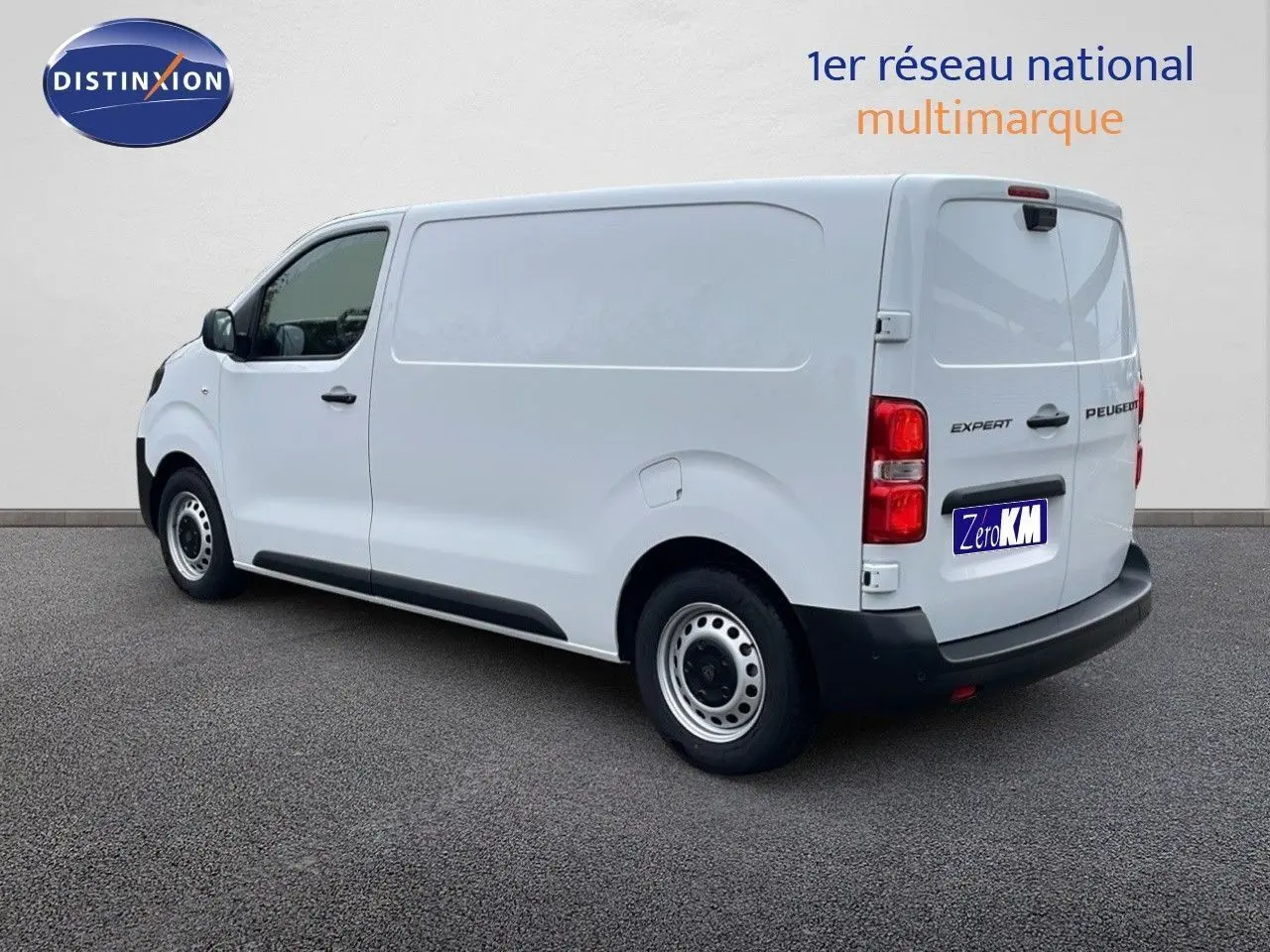 Vue 3/4 arrière droite d’un Peugeot Expert Fourgon blanc, modèle 2025, avec portes arrière fermées et jantes acier.