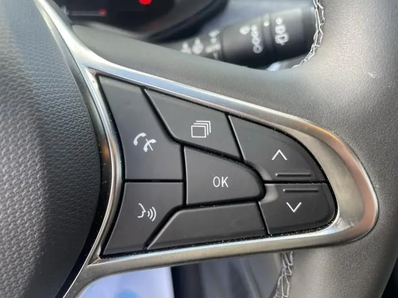 Gros plan sur les commandes multifonctions noires à droite du volant de la Renault Clio V 1.5 DCI 100 Evolution 2025.