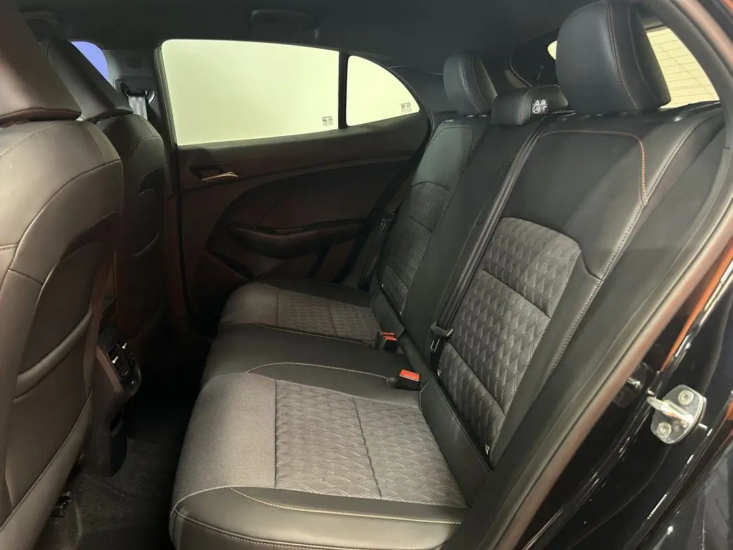 Vue intérieure côté droit des sièges arrière en cuir noir matelassé de la MG3 1.5 HYBRID+ 195 LUXURY noir métal 2026.