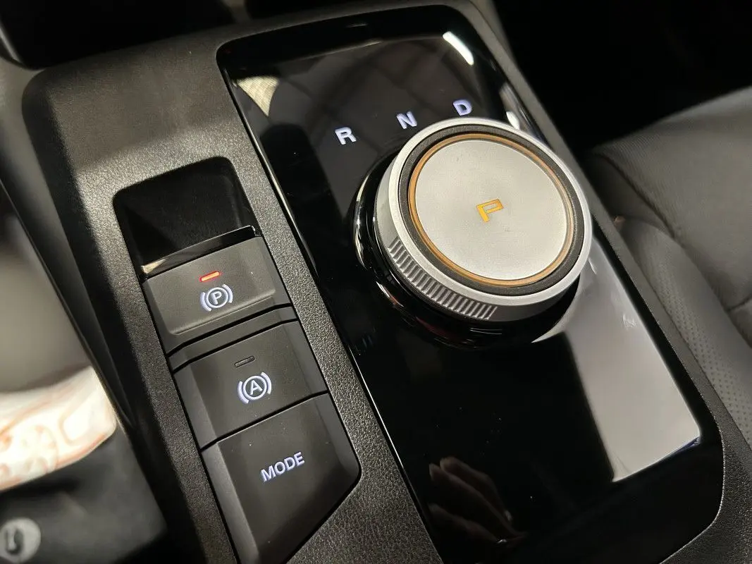 Gros plan sur la molette de boîte automatique et les boutons de commande du frein à main et mode sur MG3 1.5 HYBRID+ noir métal.