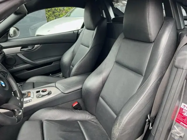Vue intérieure du BMW Z4 Roadster 2012, sièges sport en cuir noir et console centrale avec commandes M Sport.