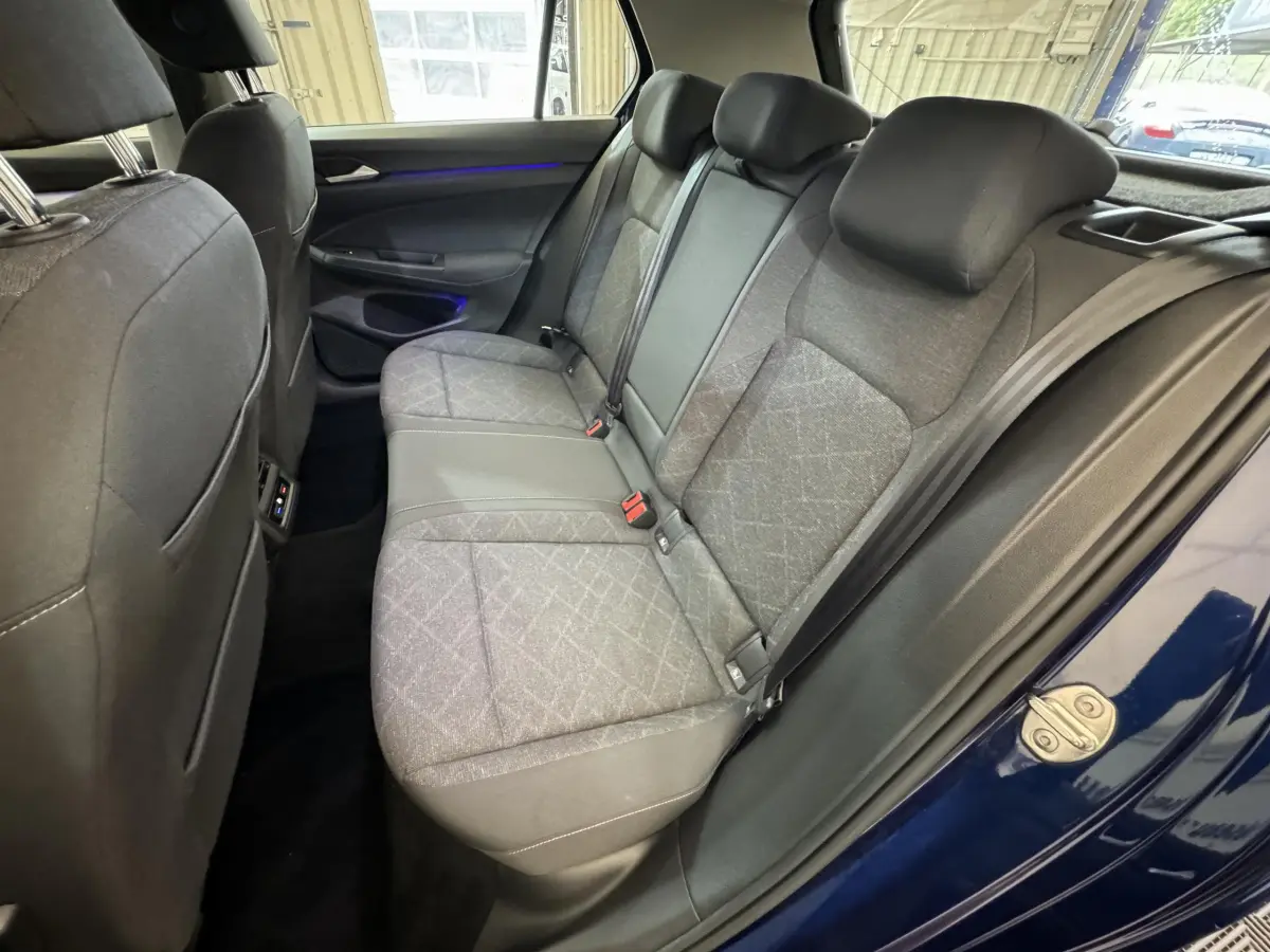 Vue côté droit sur la banquette arrière grise de la Volkswagen Golf 2.0 TDI bleu, avec ceinture et appuie-têtes visibles.