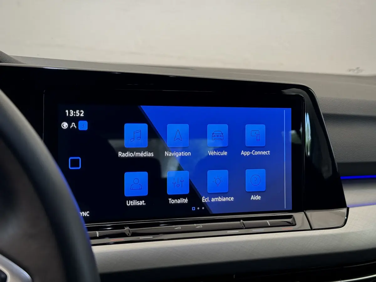 Écran tactile central bleu de la Volkswagen Golf 2.0 TDI 2021, vue intérieure côté conducteur.