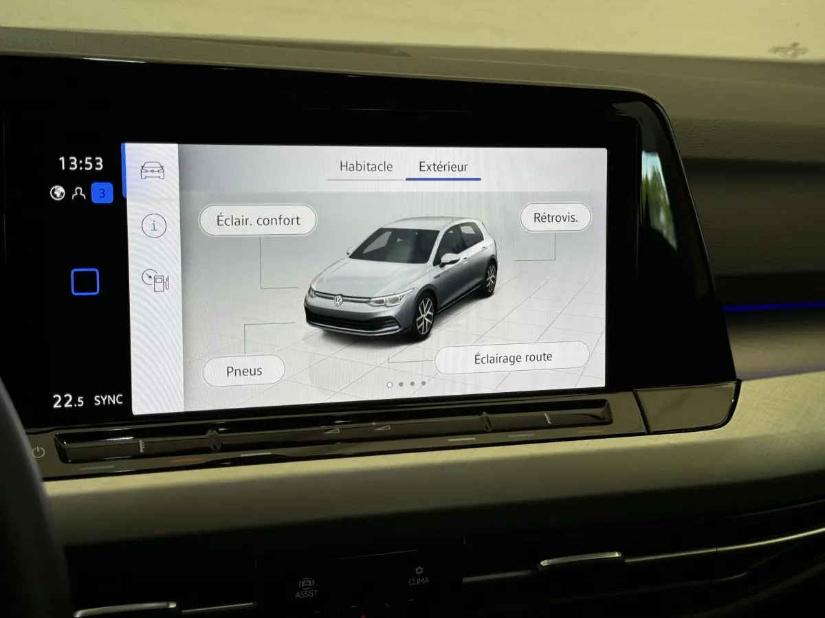 Écran tactile intérieur montrant une illustration 3D grise de la Volkswagen Golf vue de trois quarts avant.