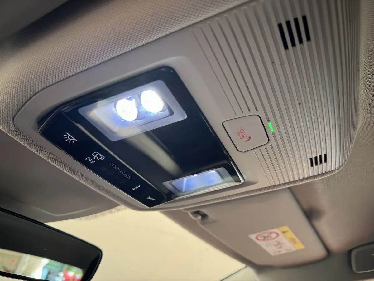 Plafonnier intérieur avec éclairage LED et bouton SOS dans un Volkswagen Golf bleu 2021, vue du siège conducteur.