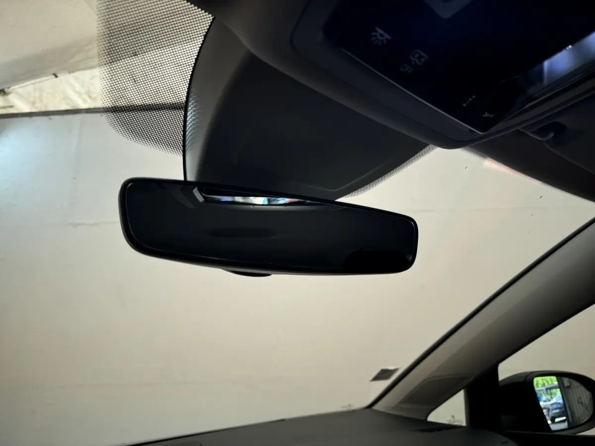 Rétroviseur intérieur noir de la Volkswagen Golf 2.0 TDI bleu, vue depuis l'habitacle côté conducteur.