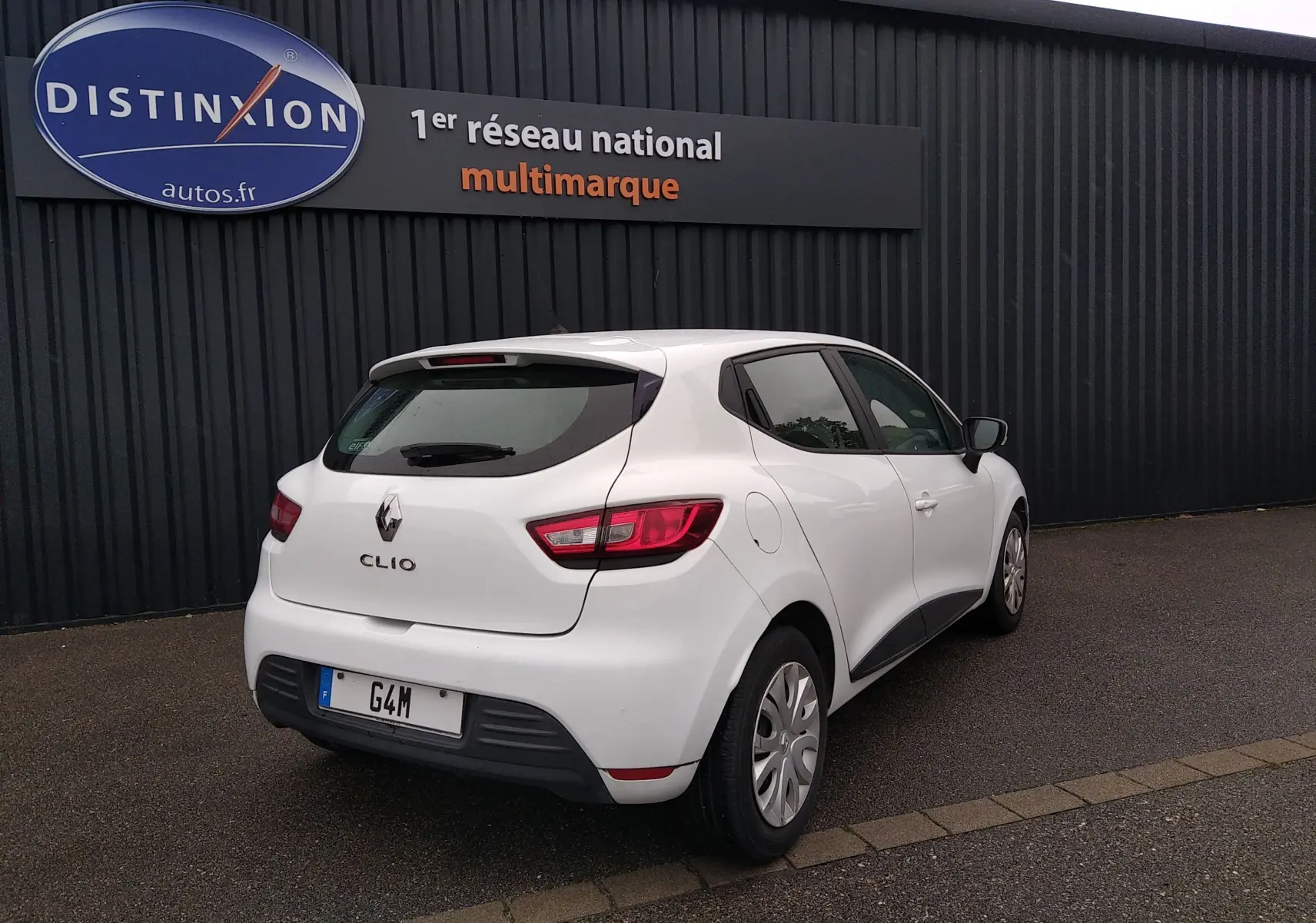 Vue 3/4 arrière droite d'une Renault Clio IV Société blanche unie, avec feux arrière LED et jantes acier.