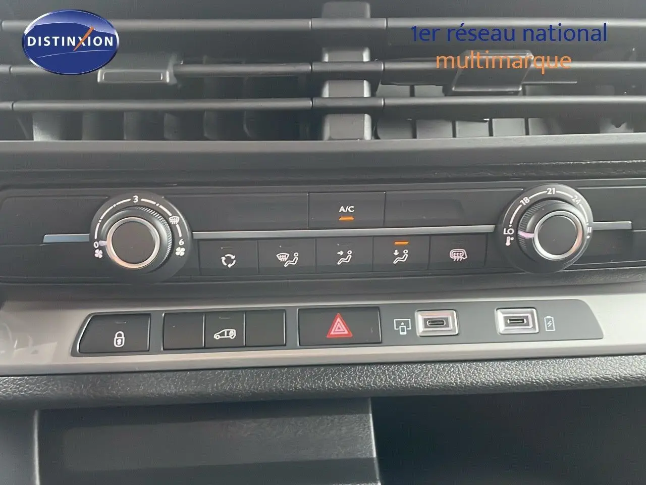 Gros plan sur la console centrale du Peugeot Expert Fourgon blanc 2025, montrant les commandes de climatisation et les ports USB.