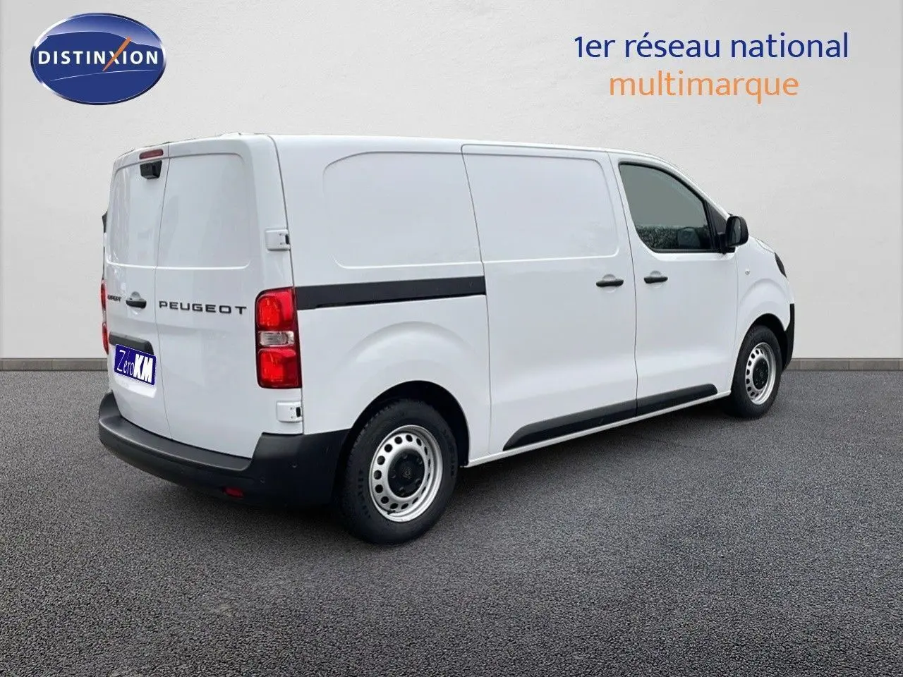 Vue 3/4 arrière droite d’un Peugeot Expert Fourgon blanc, modèle 2025, avec détails noirs et roues acier.