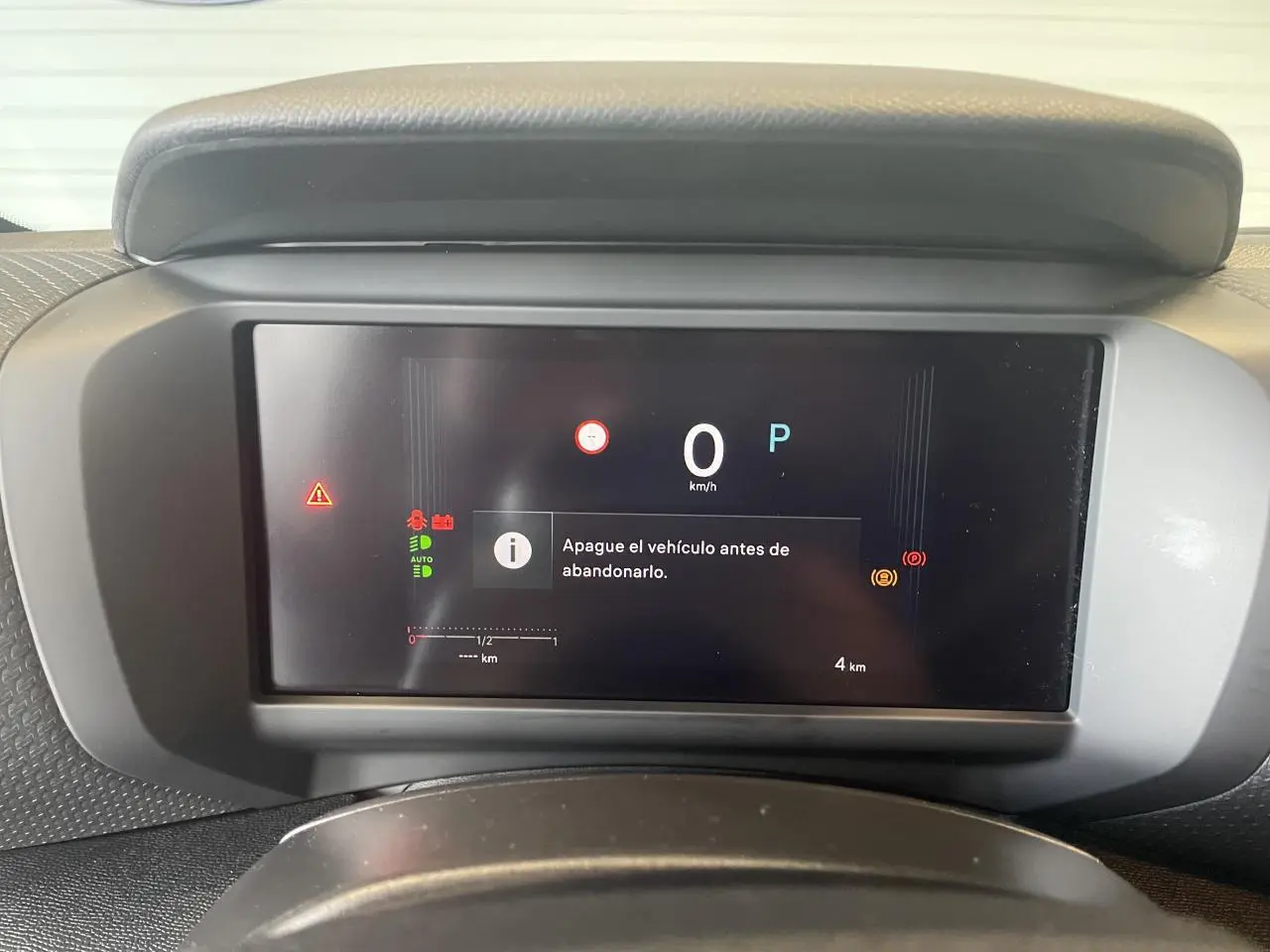 Tableau de bord numérique de la Citroën C4 2025, affichage central avec message d'alerte en espagnol.